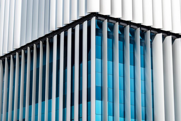 Foto la facciata di un edificio moderno con una facciata innovativa fatta di persiane mobili automatiche