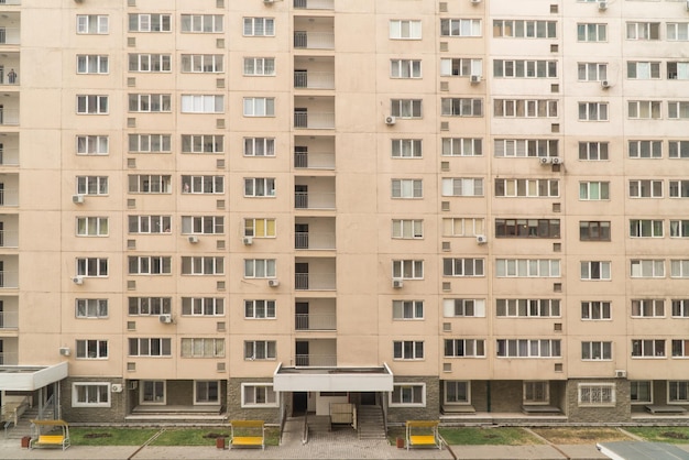 近代的な多層住宅団地のファサード都市建築