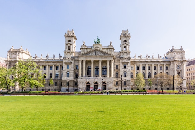 La facciata del museo neprajzi (museo di etnografia) sulla piazza kossuth a budapest