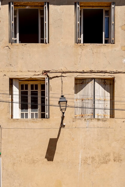 사진 창문 과 램프 포스트 를 가진 건물 의 정면
