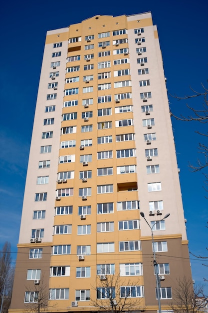 Фото Фасад жилого современного высотного городского дома с красивыми цветами яркий летний солнечный день