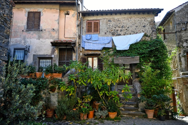 이탈리아 라치오 지방 의 중세 도시 인 브라치아노 에 있는 오래된 집 의 정면