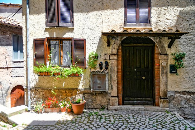 Foto la facciata di una vecchia casa a carpineto romano, una città medievale della regione del lazio in italia