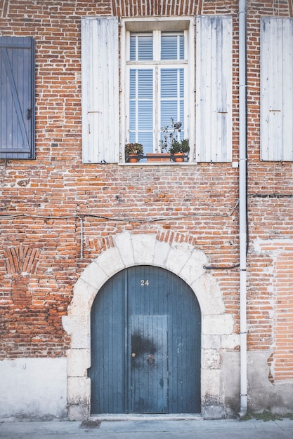 Photo facade of an old house in the french provence