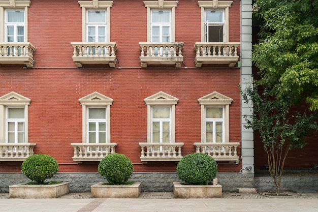 Photo the facade of the old house. the windows and decoration of walls