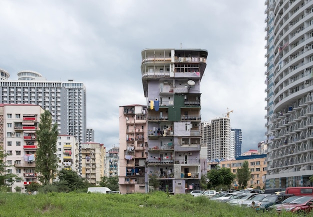 La facciata dei vecchi condomini a più piani in batumi georgia vestiti appesi a un ramo