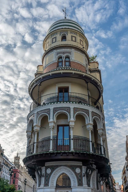 Foto facciata di uno degli edifici più belli di siviglia in spagna - art nouveau