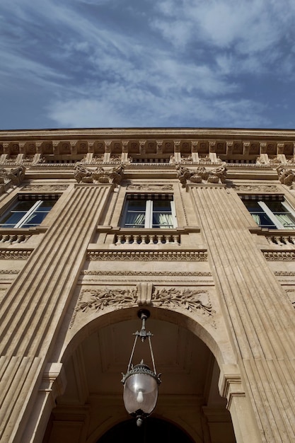 Foto facciata di un elegante palazzo parigino