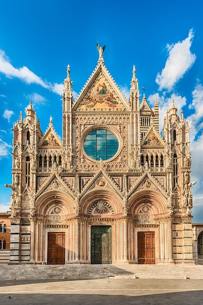 Foto facciata dell'edificio del tempio contro il cielo