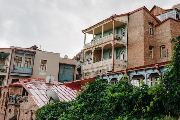 Фасад традиционных резных балконов и красочных деревянных домов в Старом городе Тбилиси, Грузия