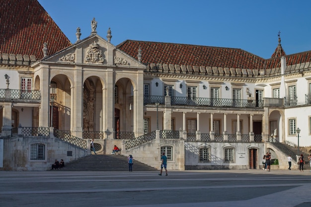 Foto facciata dell'università di coimbra, patrimonio dell'umanità.