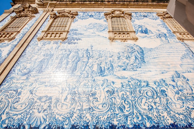 Вид фасада на стене церкви с известной португальской голубой плиткой Azulejo в городе Порту в Португалии