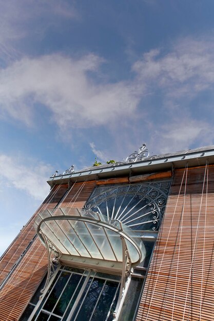 Photo facade of a vintage greenhouse in france