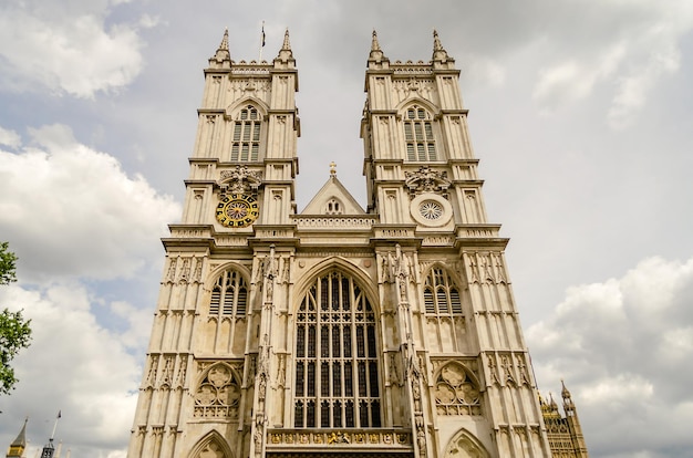 Facciata dell'iconica chiesa gotica dell'abbazia di westminster e uno degli edifici religiosi più importanti del regno unito londra uk