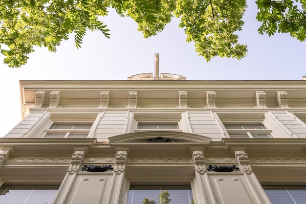 Photo the facade of a white building with columns and windows