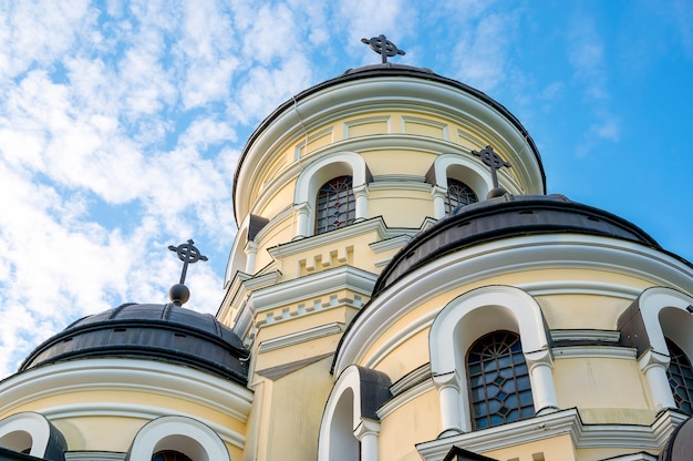 Facciata della chiesa d'inverno situata nel monastero di capriana. bel tempo in moldova