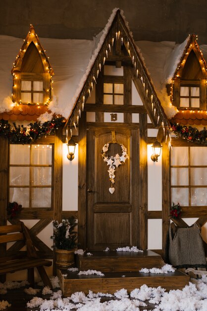 La facciata di una casa in legno, decorata per natale o capodanno.