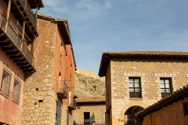 Foto facciate delle vecchie case del villaggio medievale e turistico di albarracin a teruel in spagna