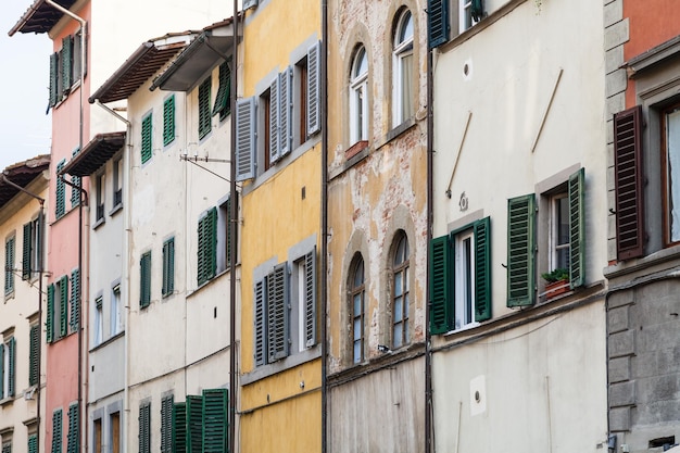Фасады старых ветхих домов во Флоренции