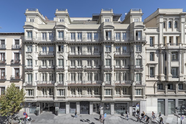 Photo facades of old stately urban residential apartment buildings on calle atocha in madrid in spain