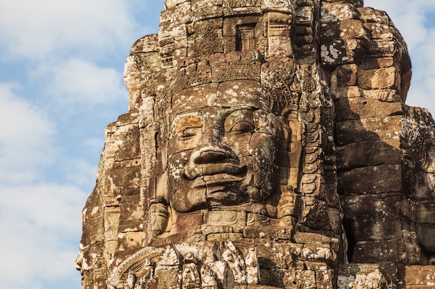 青い空、カンボジアの古代バイヨンの顔