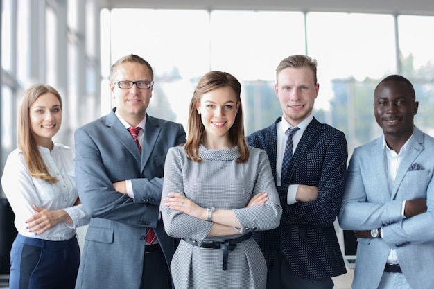 Photo face of beautiful woman on the background of business people