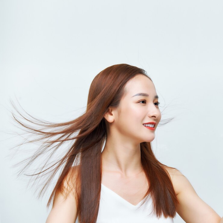 Photo 스튜디오에서 포즈를 취하는 긴 갈색 머리를 가진 아름다운 여성의 얼굴
