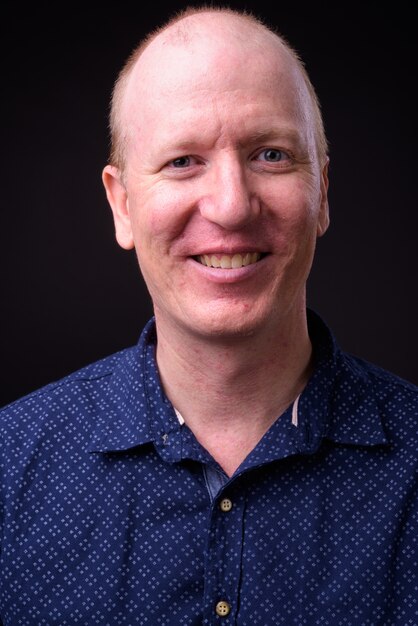 Photo face of happy bald businessman smiling