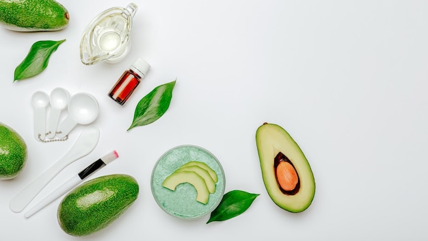 Maschera per il viso o prodotti per il bagno body scrub fatti a mano con frutto di avocado prodotto di bellezza per la cura della pelle cosmetici biologici naturali a base di olio essenziale di avocado banner web lungo con spazio per la copia