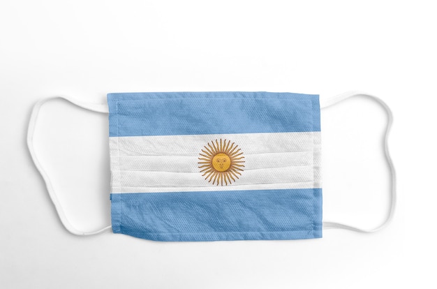 Маска для лица с напечатанным флагом Аргентины, на белом фоне, изолированные.