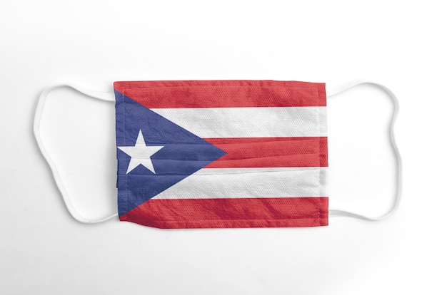 Maschera facciale con bandiera puerto rico stampata, su sfondo bianco, isolata.