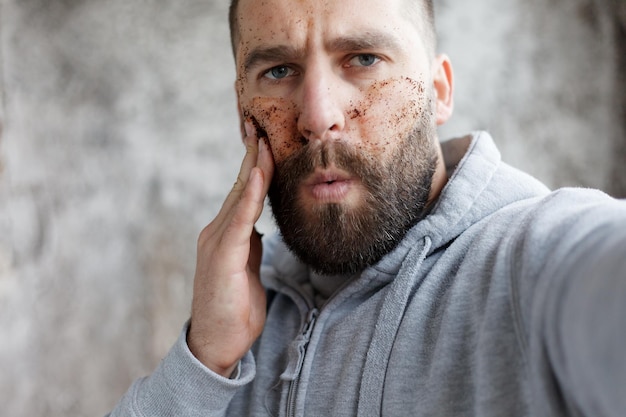 Photo face masks chocolate cream and clay masks photo of man with perfect skin grooming himself