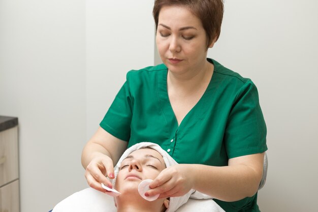 Face massage Young woman getting spa massage treatment at beauty spa salon Spa skin care