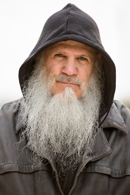 Photo face of mature bearded hipster man wearing hood