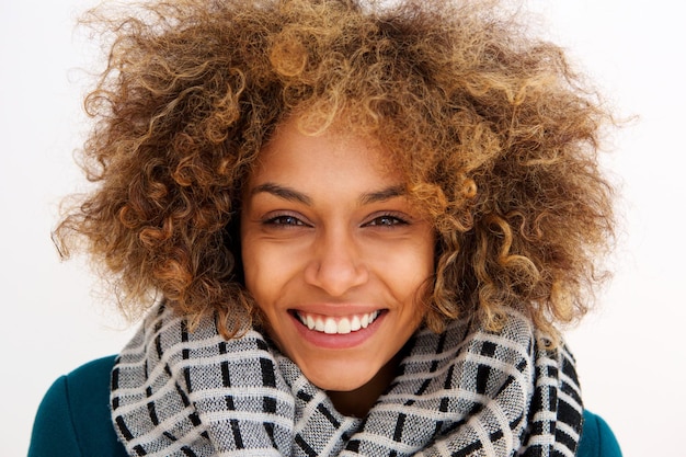 Фото Лицо портрет улыбающейся африканской американки с шарфом
