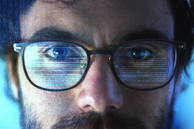 写真 顔のスマートグラスとサイバーセキュリティ用の未来的なホログラムを持つ男性のオーバーレイポートレート虹彩スキャナーと顔認識生体認証またはデジタル識別データの技術を持つ人の