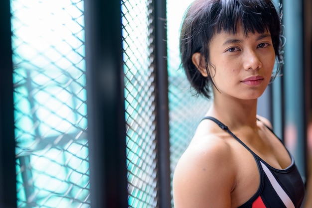 Photo face of young beautiful asian woman at the gym