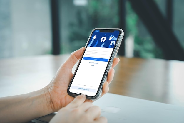 Logo dell'app di social media di facebook sulla pagina di registrazione dell'accesso sullo schermo dell'app mobile su iphone