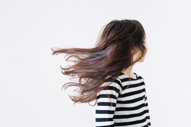 Ragazza senza volto che agita i capelli