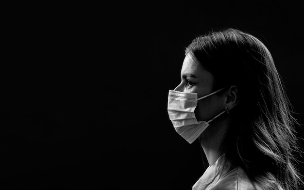 コロナウイルスからの保護マスクの人々の顔美しい隔離されたカップル保護フェイスマスクのパンデミックと感情の概念を身に着けているカップルライフスタイルCOVID19