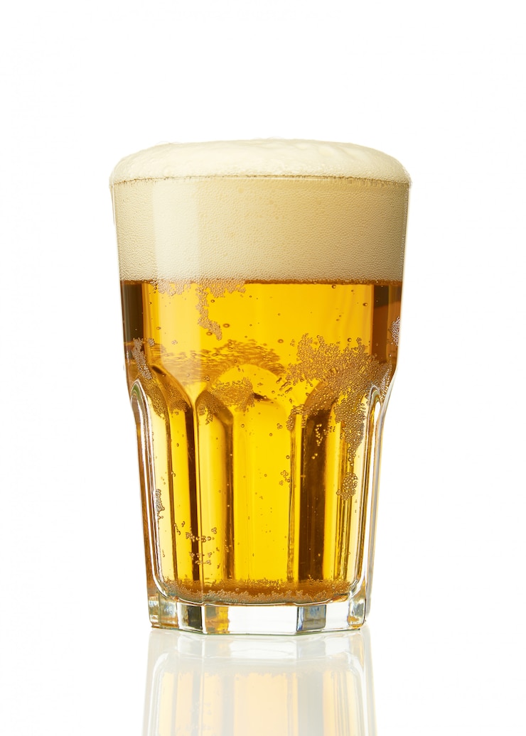 Photo faceted glass of light beer with foam cap