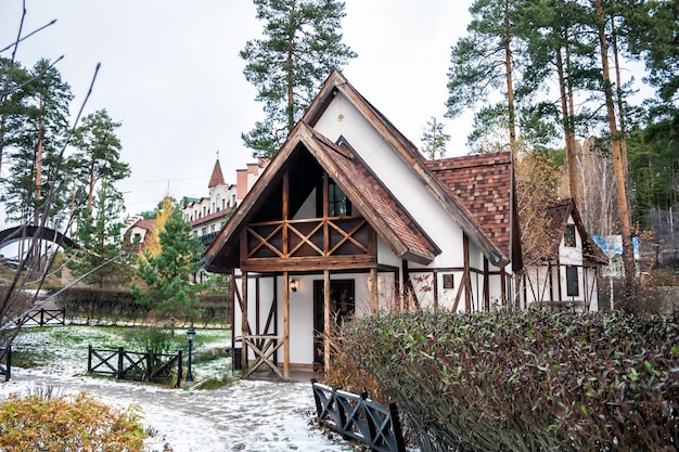 Foto casa fachwerk con tempo nevoso