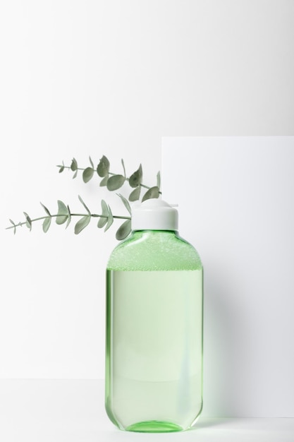 Flacone detergente viso lozione o acqua micellare per la pulizia del viso prodotto cosmetico liquido in confezione verde concetto di cosmetici naturali