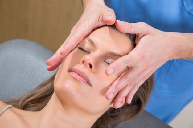 Photo facial massage relaxing theraphy on woman face