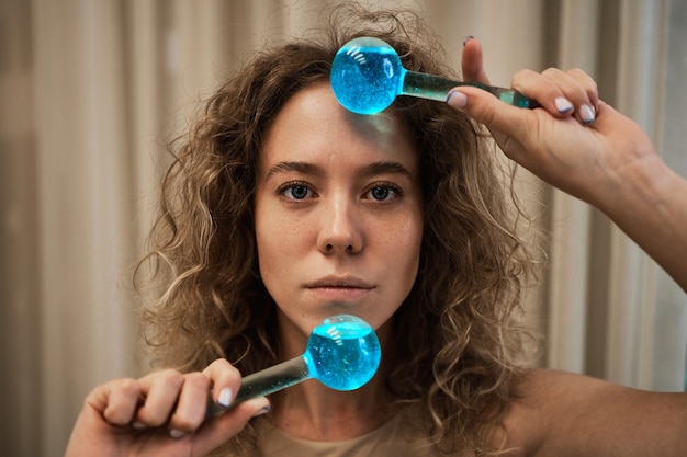 Facial massage with cold spheres