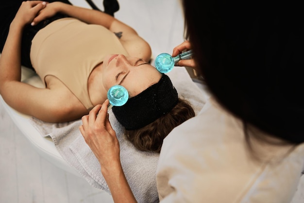 Facial massage with cold spheres