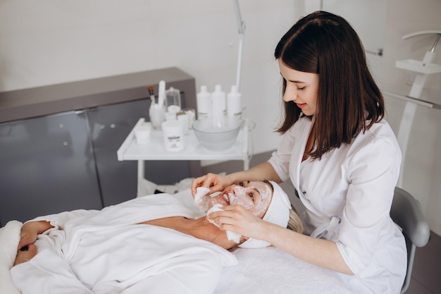 Foto trattamento di ringiovanimento del viso con crema presso la spa foto di alta qualità