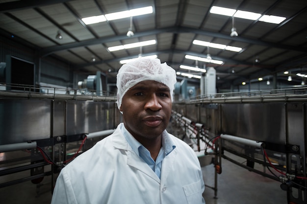 Photo factory engineer standing in bottle factory