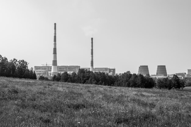 Foto fabbrica sul campo contro un cielo limpido