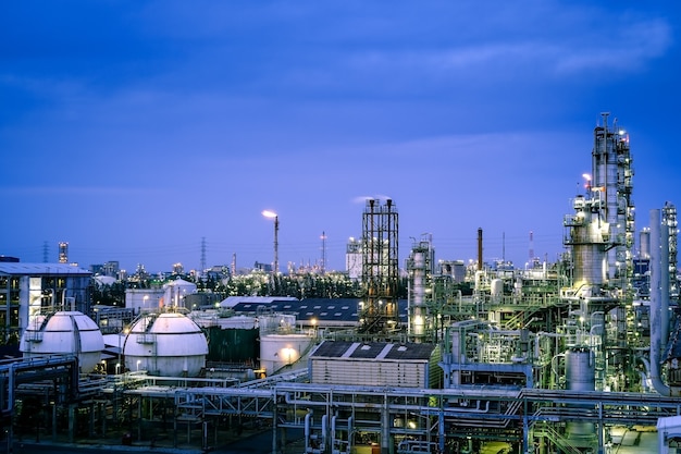 Foto fabbrica di impianti petrolchimici con sfondo cielo al crepuscolo